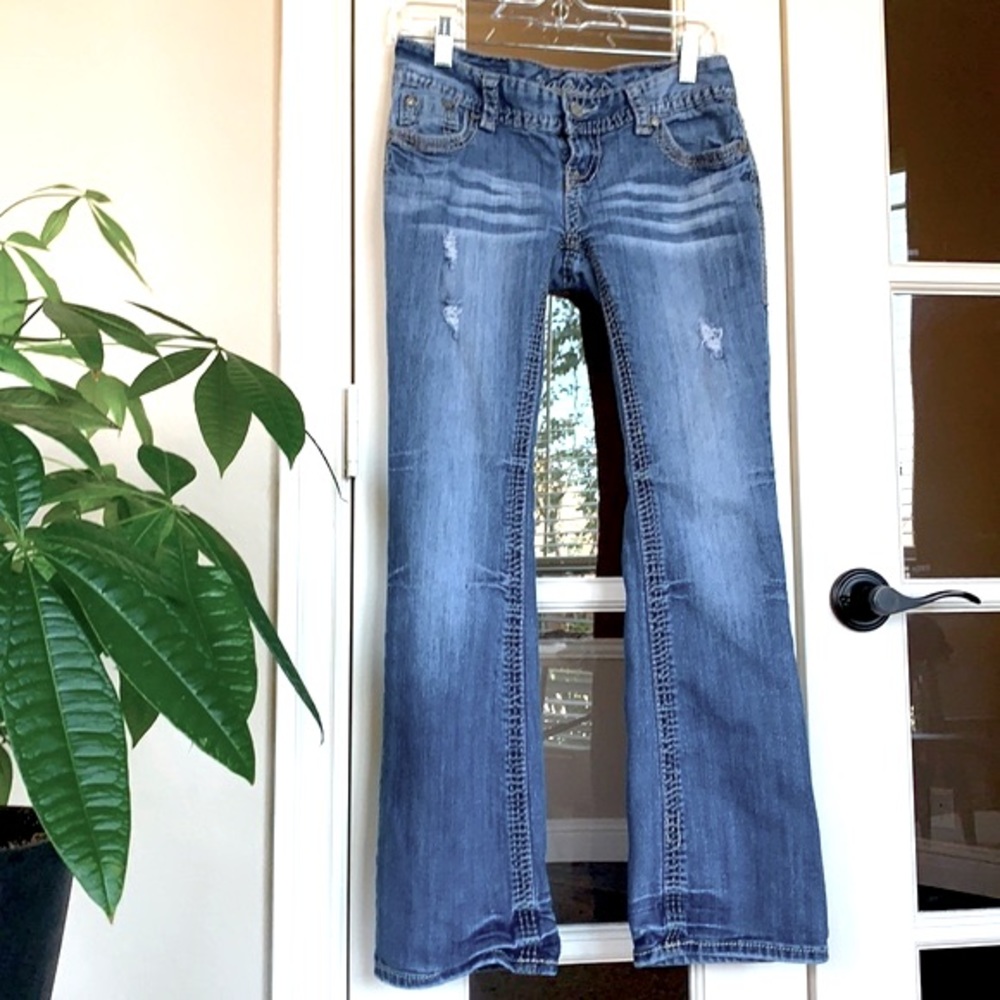 Maurices low-rise distressed blue jeans, 1/2 Short
